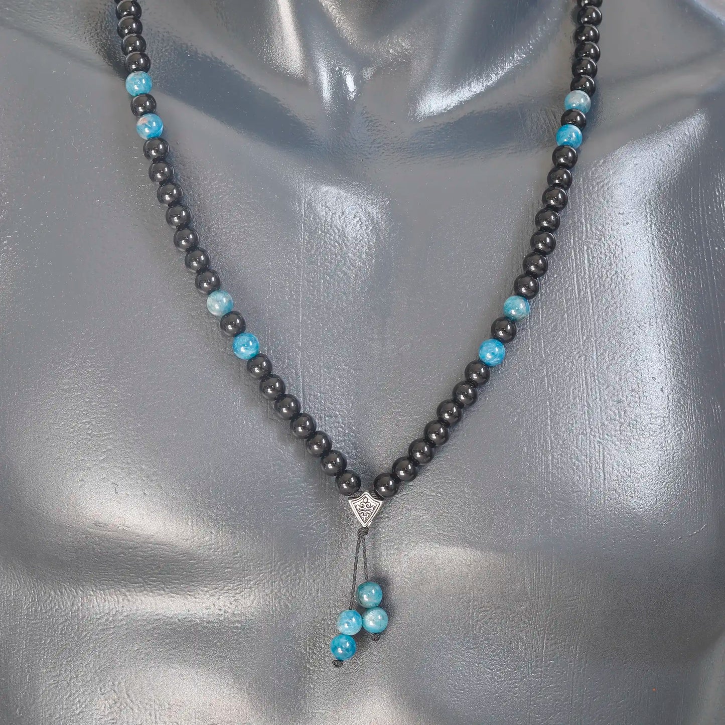 Gargantilla de macramé con cuentas de malaquita