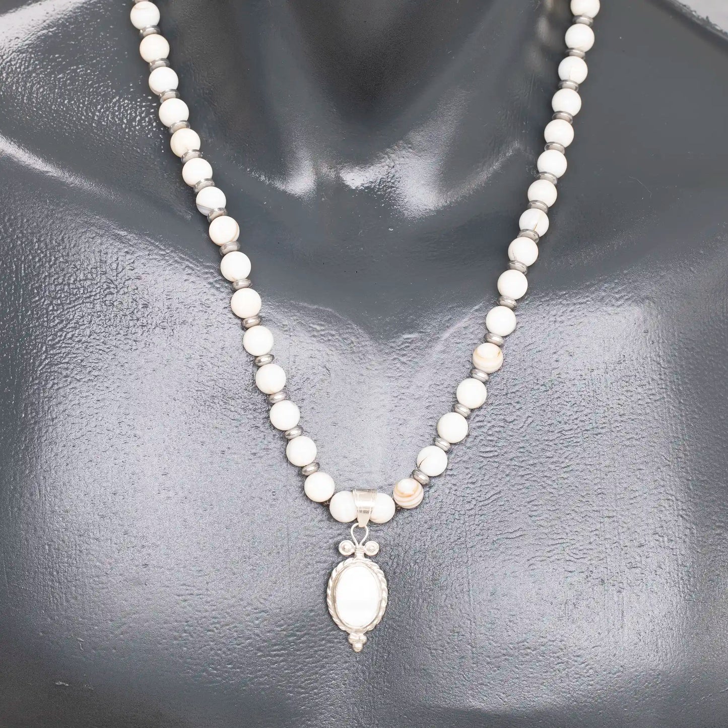 Löwenanhänger aus Messing, Makramee-Halskette mit natürlichen schwarzen Onyx- und Lavasteinperlen