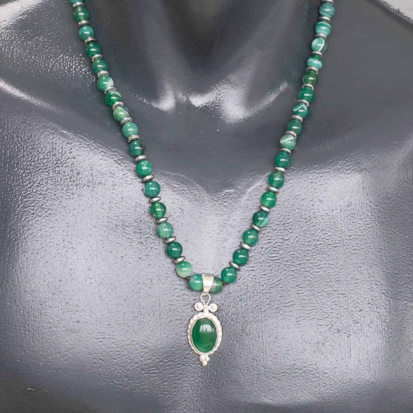 Löwenanhänger aus Messing, Makramee-Halskette mit natürlichen schwarzen Onyx- und Lavasteinperlen