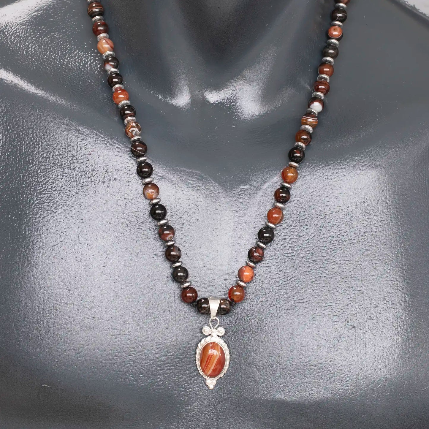 Löwenanhänger aus Messing, Makramee-Halskette mit natürlichen schwarzen Onyx- und Lavasteinperlen