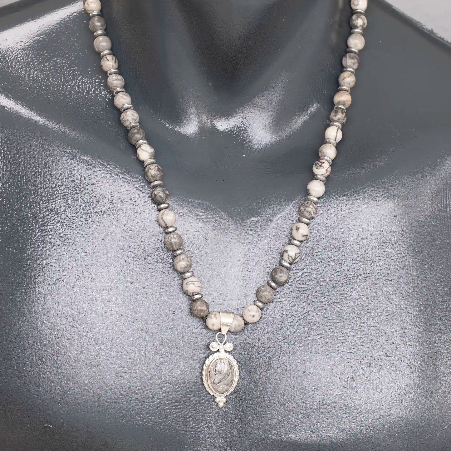 Colgante de león de latón, collar de macramé con cuentas de piedra de lava y ónix negro natural