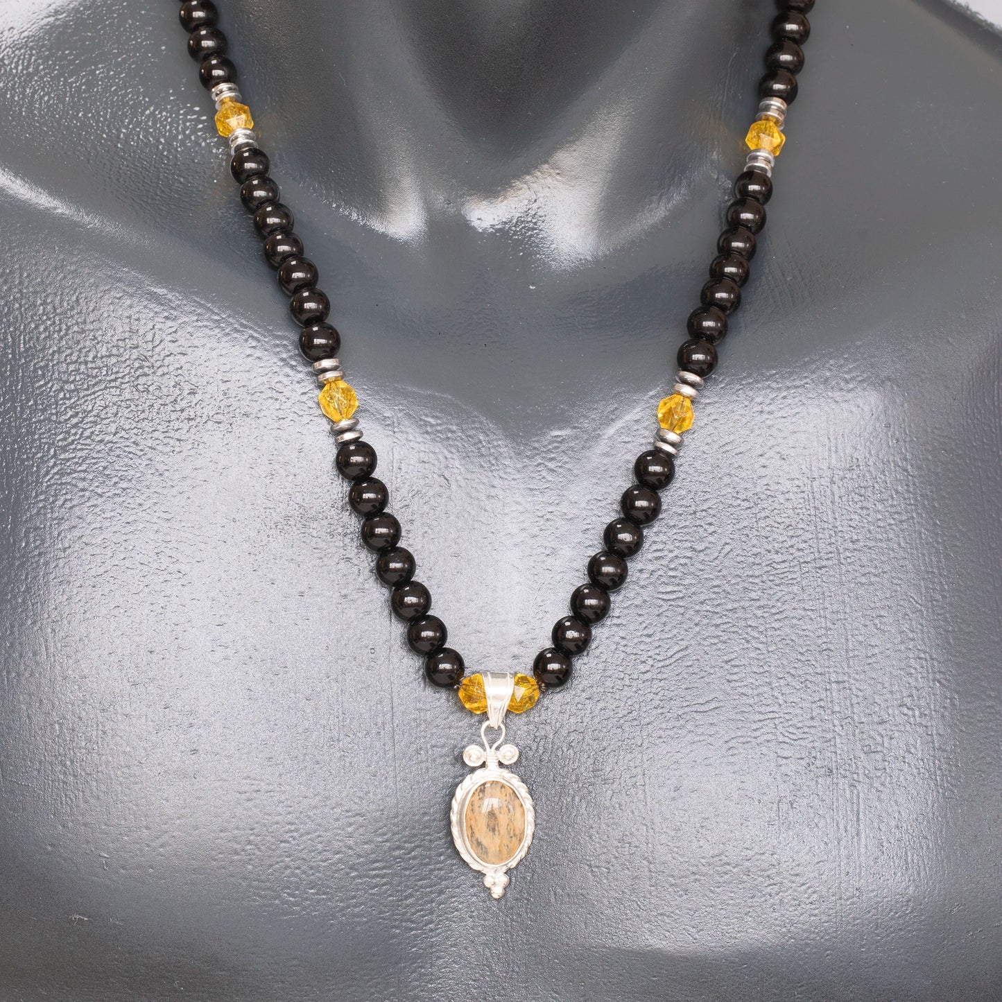 Colgante de león de latón, collar de macramé con cuentas de piedra de lava y ónix negro natural