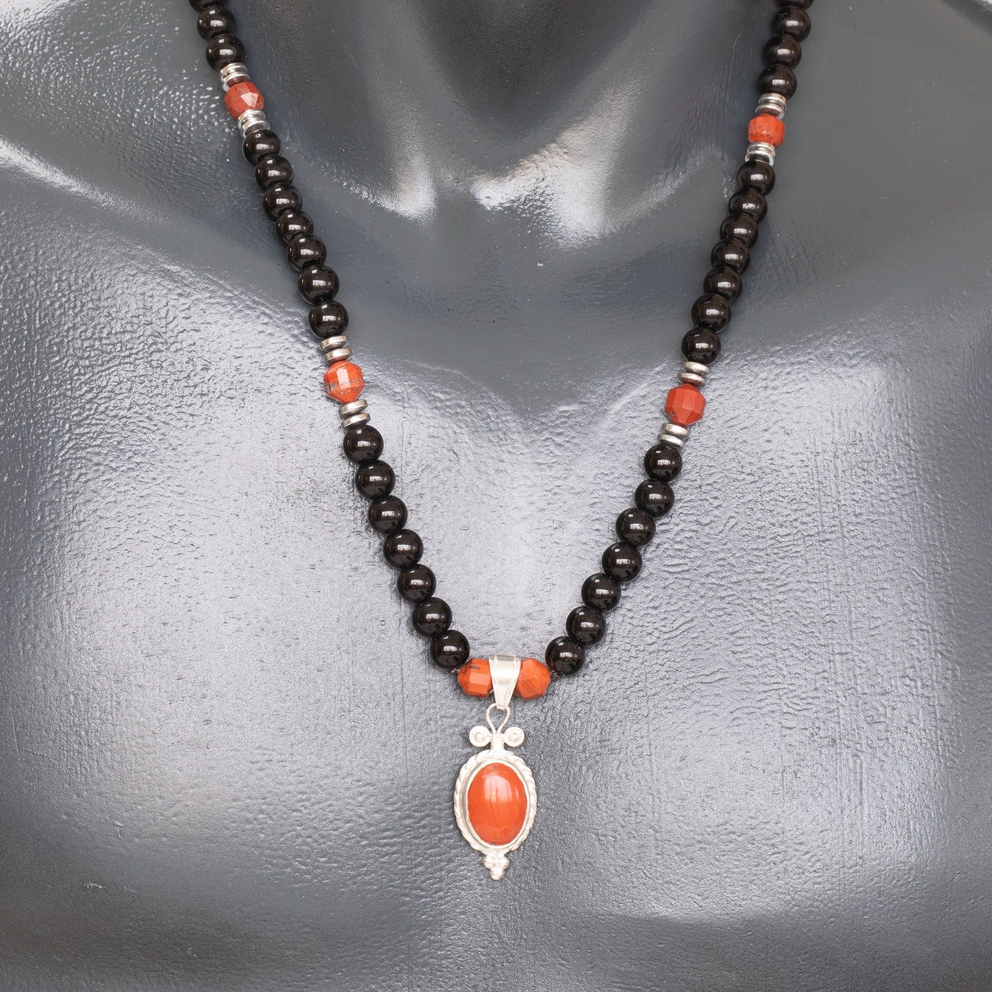 Colgante de león de latón, collar de macramé con cuentas de piedra de lava y ónix negro natural