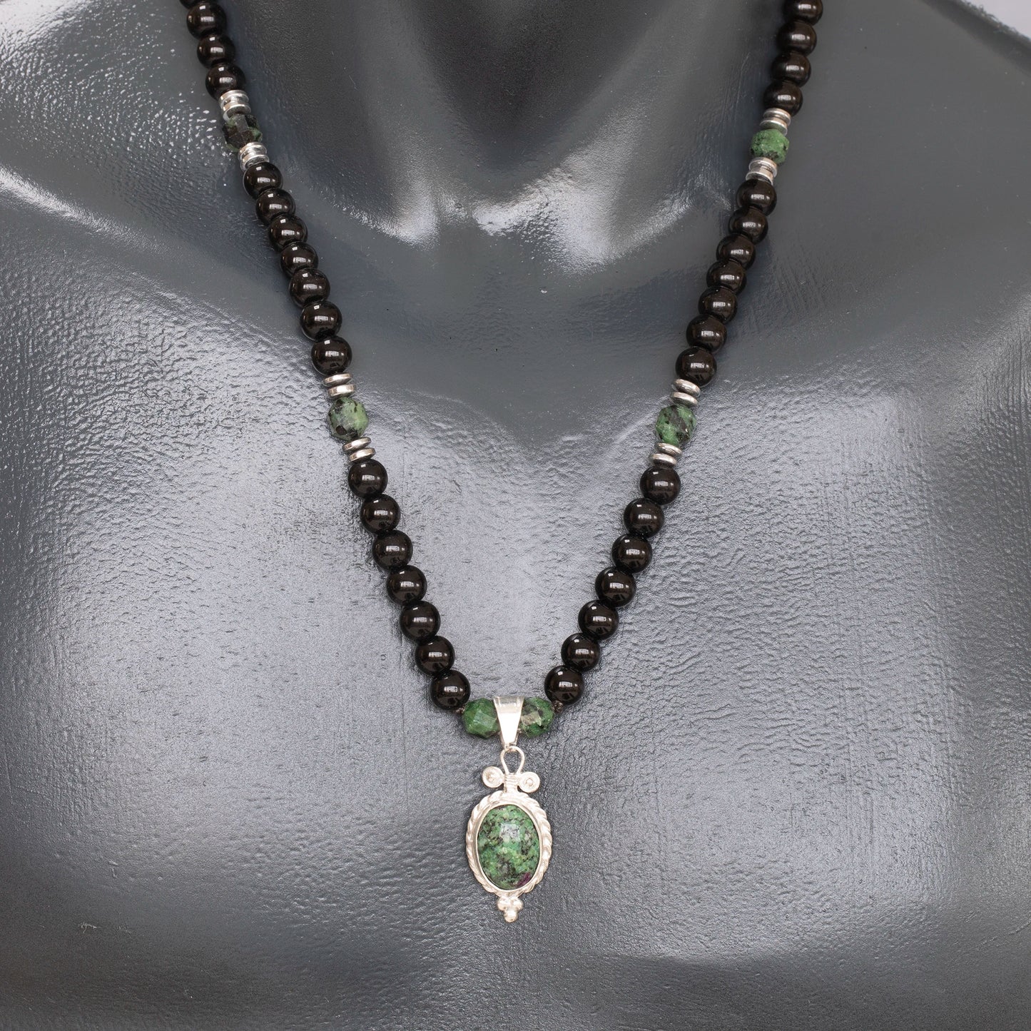 Colgante de león de latón, collar de macramé con cuentas de piedra de lava y ónix negro natural