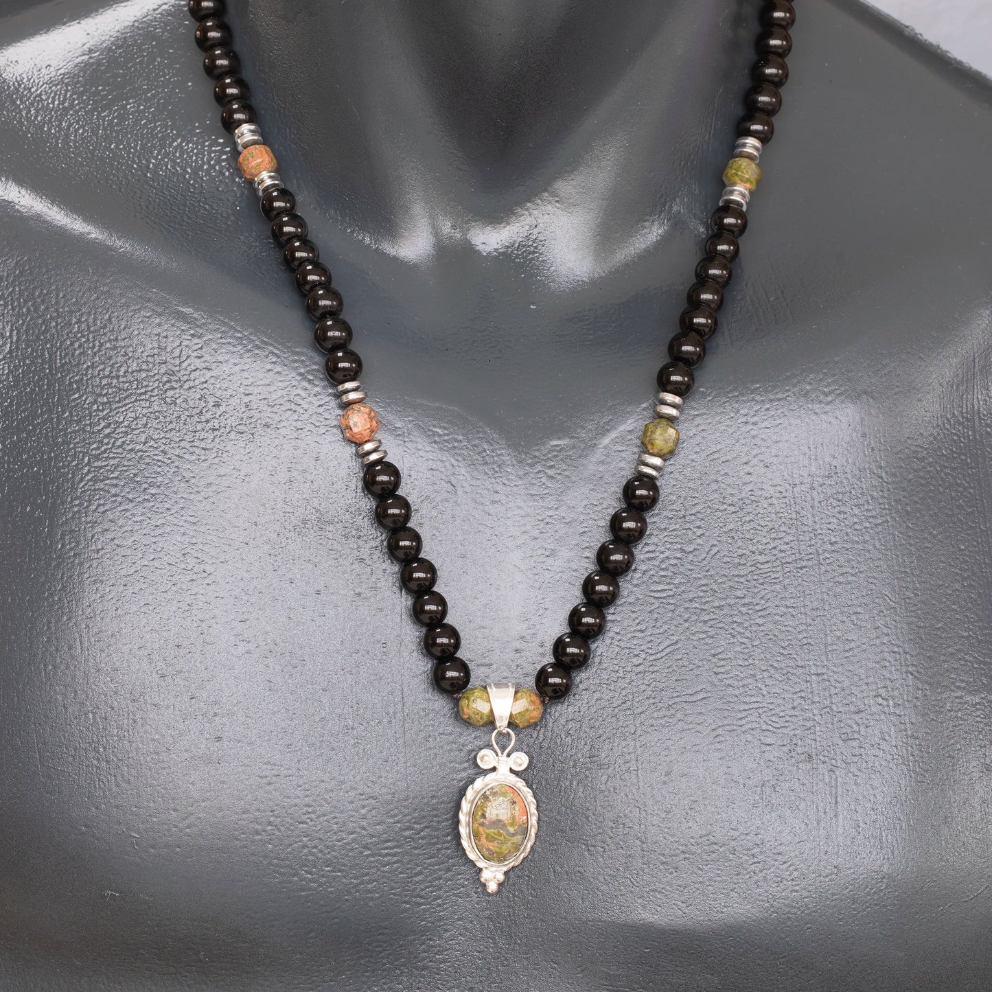 Colgante de león de latón, collar de macramé con cuentas de piedra de lava y ónix negro natural