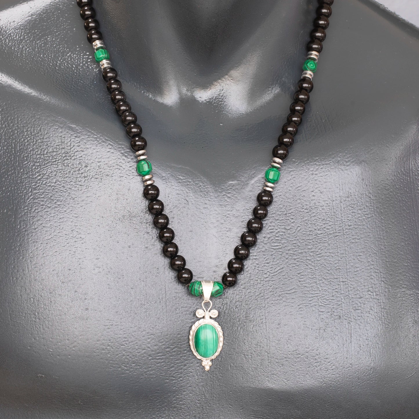 Löwenanhänger aus Messing, Makramee-Halskette mit natürlichen schwarzen Onyx- und Lavasteinperlen