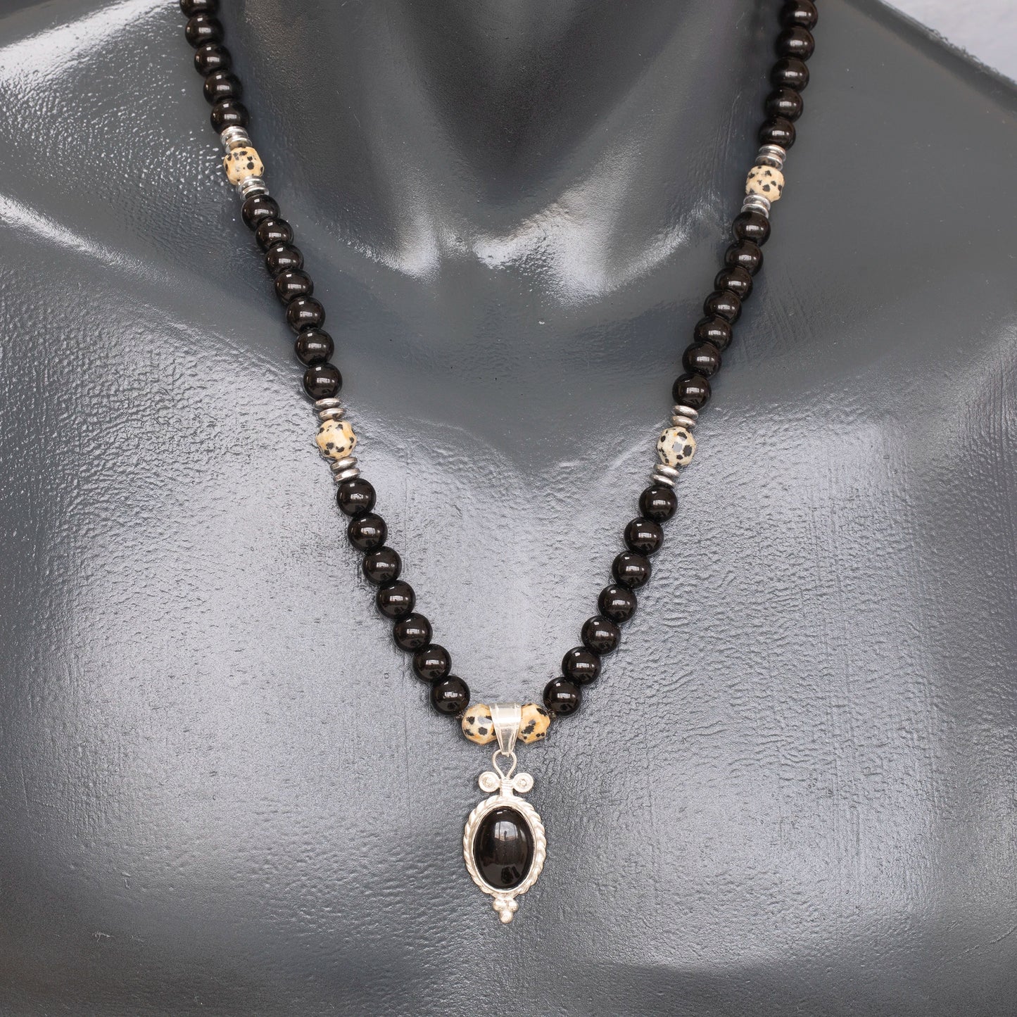 Colgante de león de latón, collar de macramé con cuentas de piedra de lava y ónix negro natural