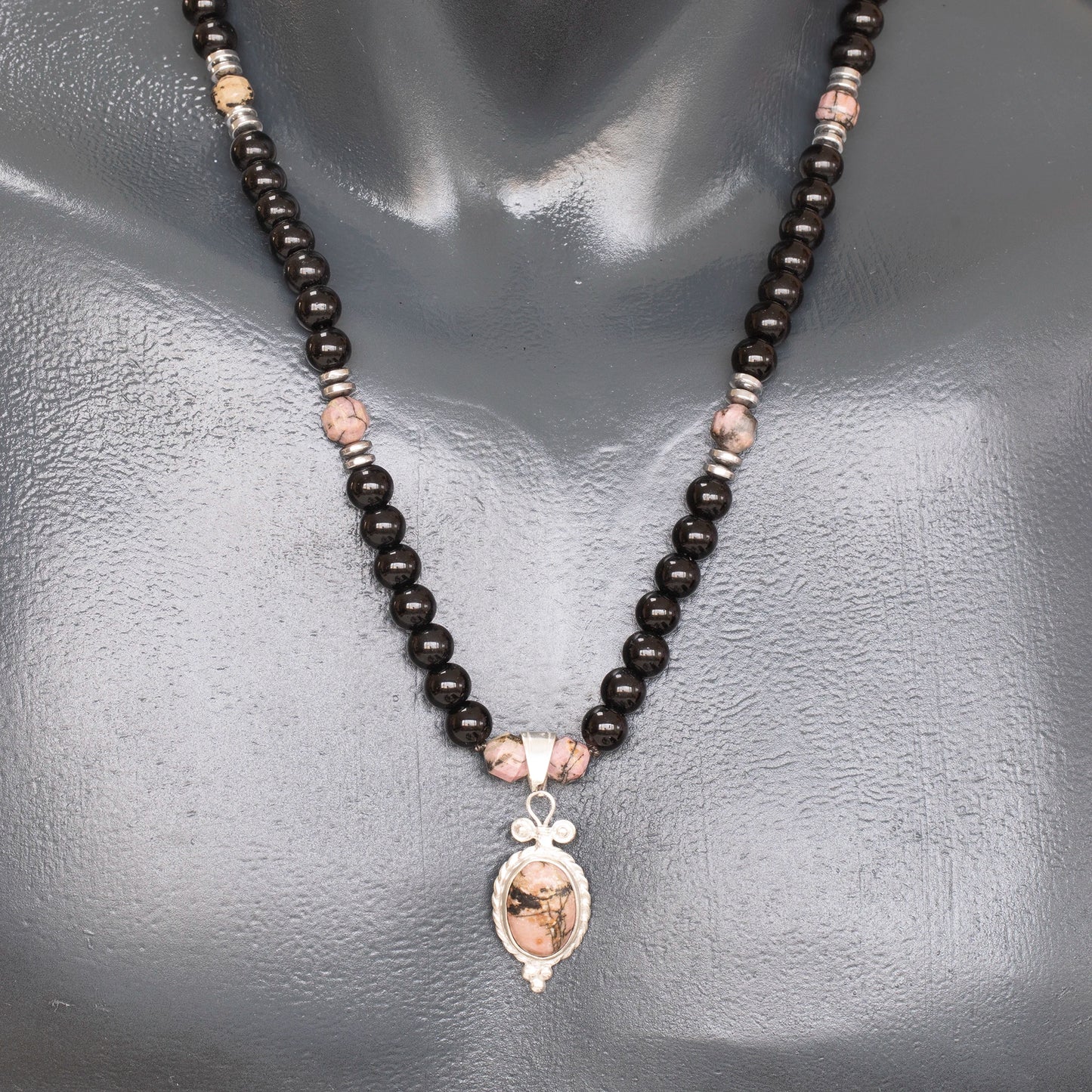 Colgante de león de latón, collar de macramé con cuentas de piedra de lava y ónix negro natural