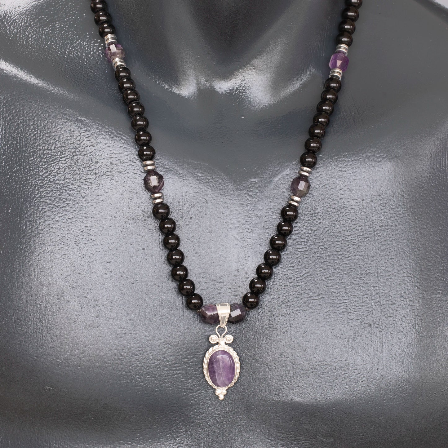 Colgante de león de latón, collar de macramé con cuentas de piedra de lava y ónix negro natural