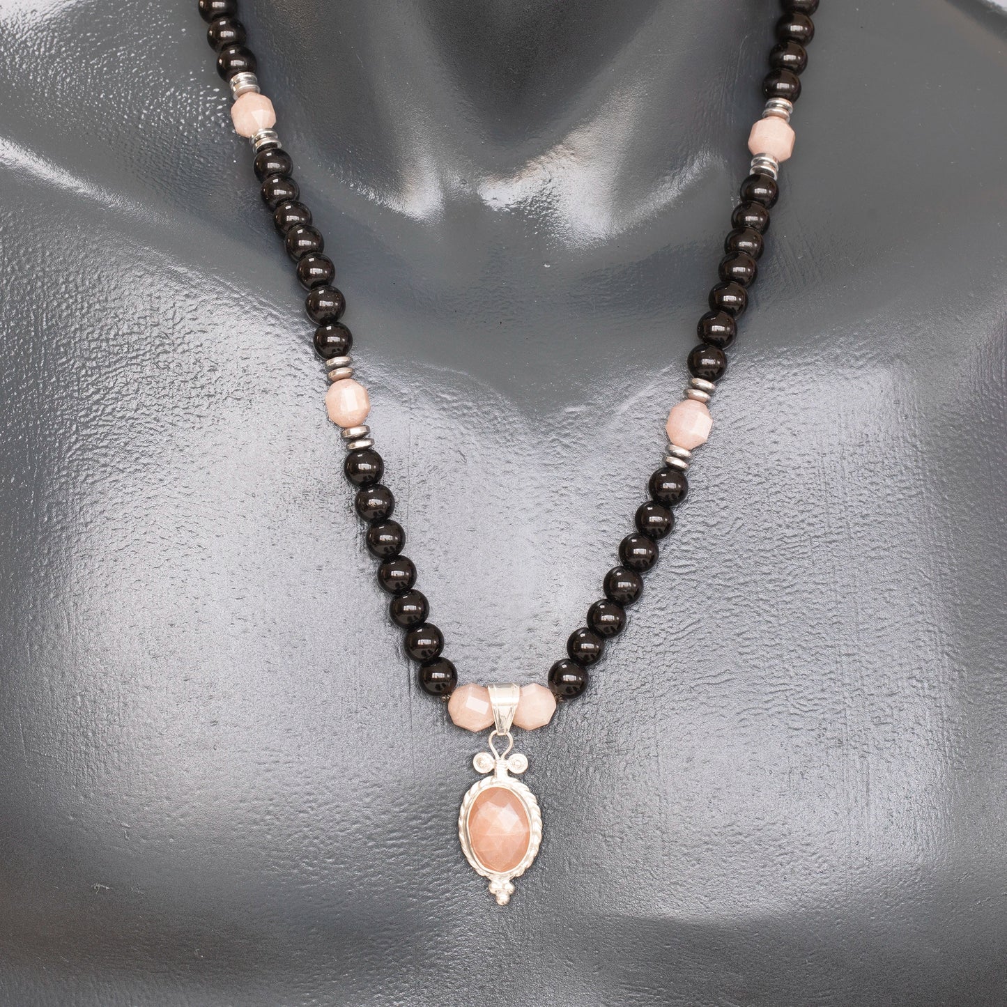 Colgante de león de latón, collar de macramé con cuentas de piedra de lava y ónix negro natural