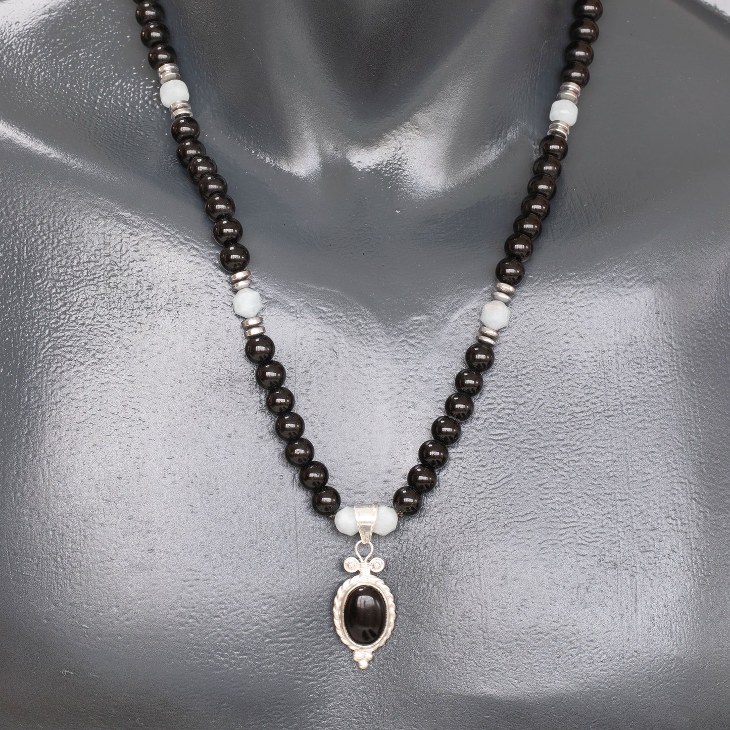 Colgante de león de latón, collar de macramé con cuentas de piedra de lava y ónix negro natural