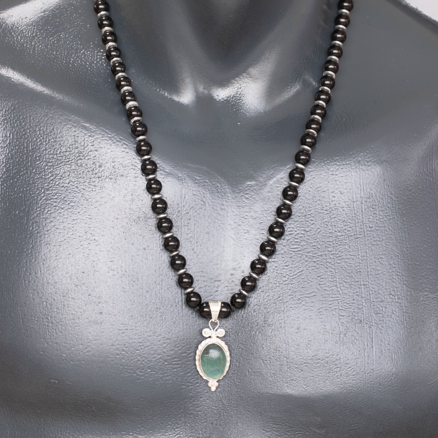 Colgante de león de latón, collar de macramé con cuentas de piedra de lava y ónix negro natural