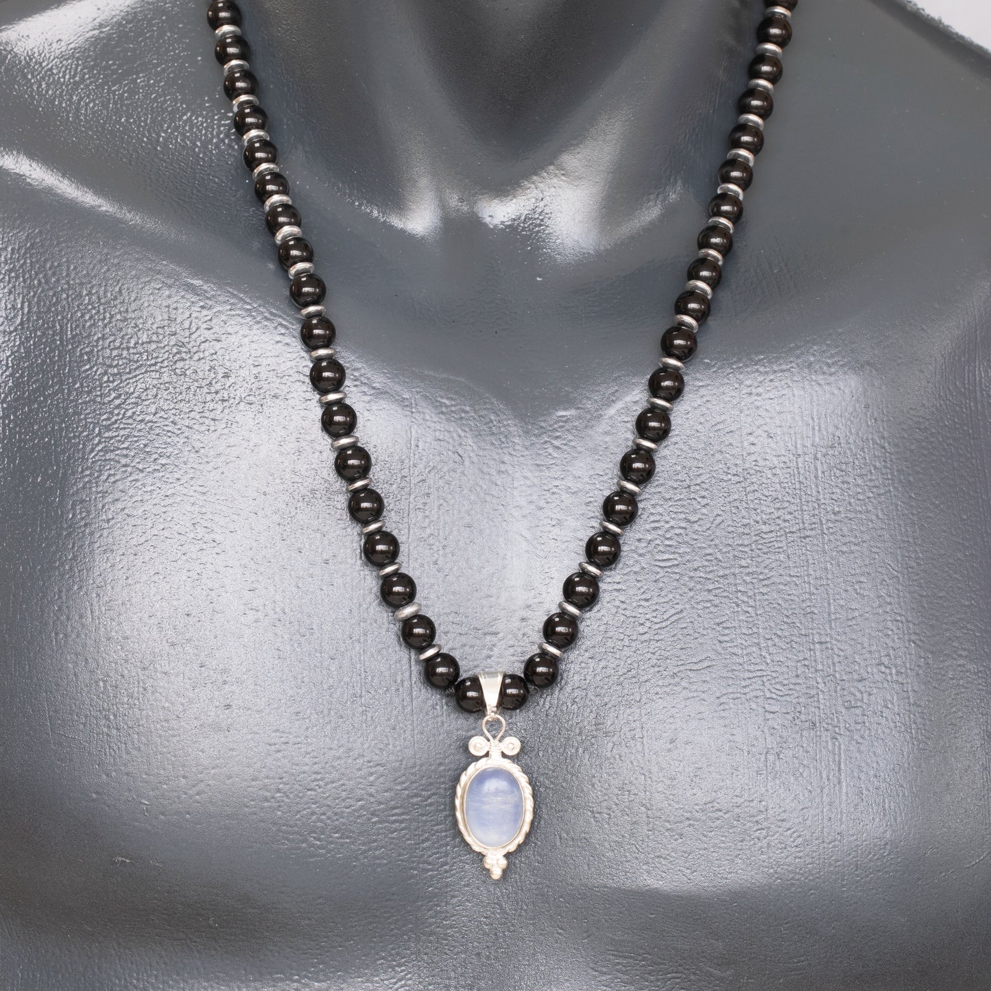 Colgante de león de latón, collar de macramé con cuentas de piedra de lava y ónix negro natural