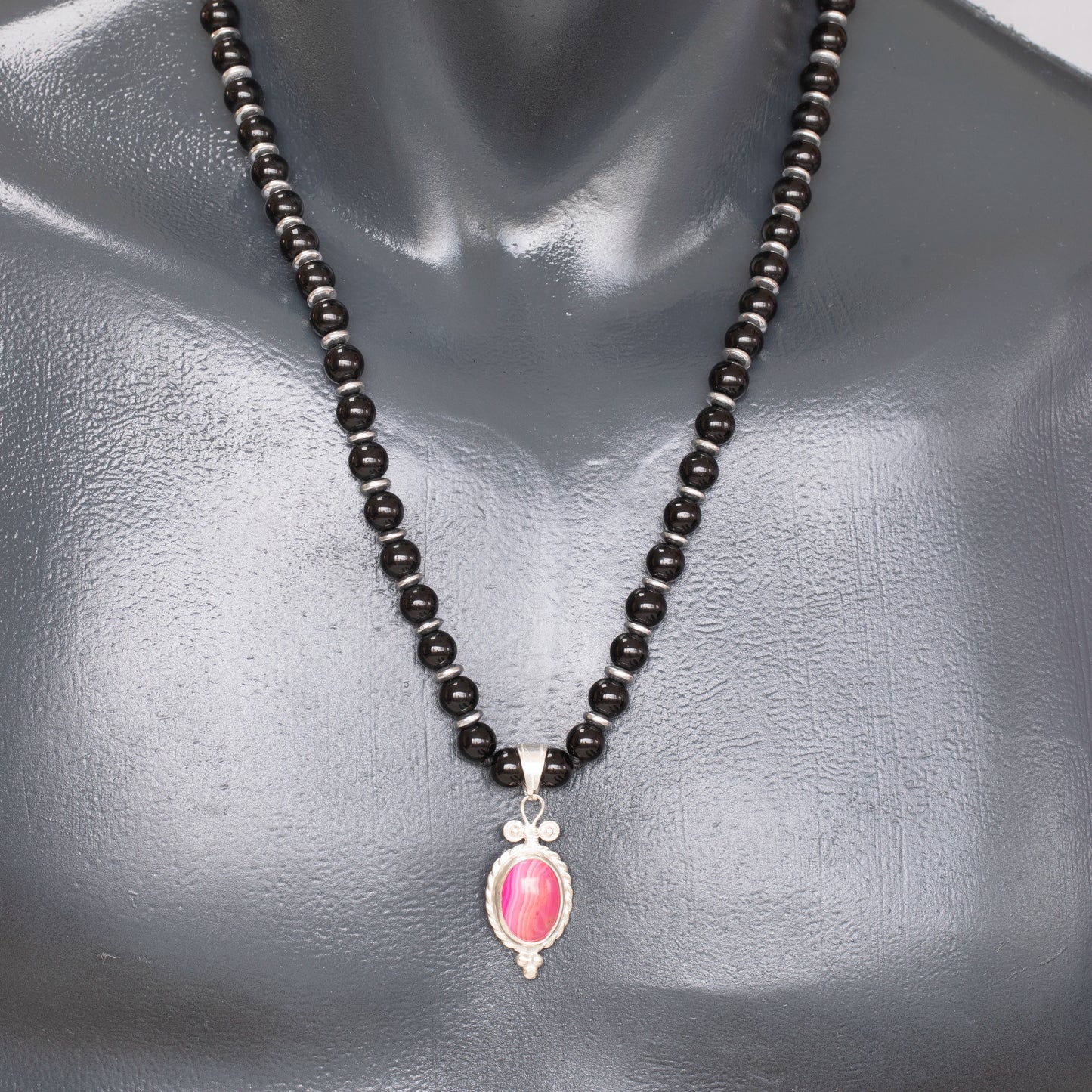 Colgante de león de latón, collar de macramé con cuentas de piedra de lava y ónix negro natural