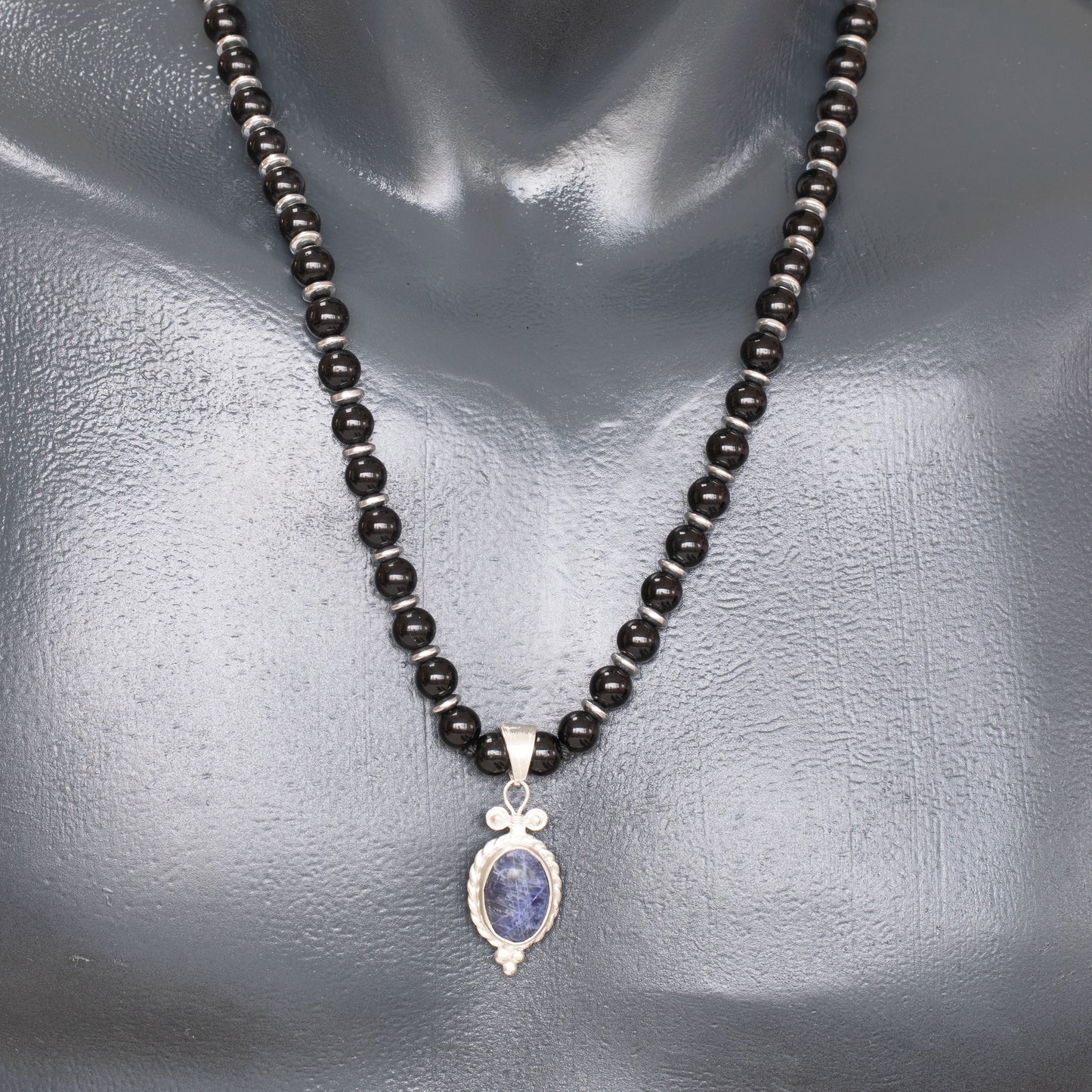 Colgante de león de latón, collar de macramé con cuentas de piedra de lava y ónix negro natural