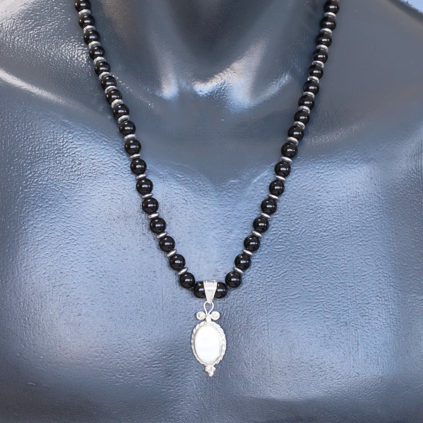 Colgante de león de latón, collar de macramé con cuentas de piedra de lava y ónix negro natural