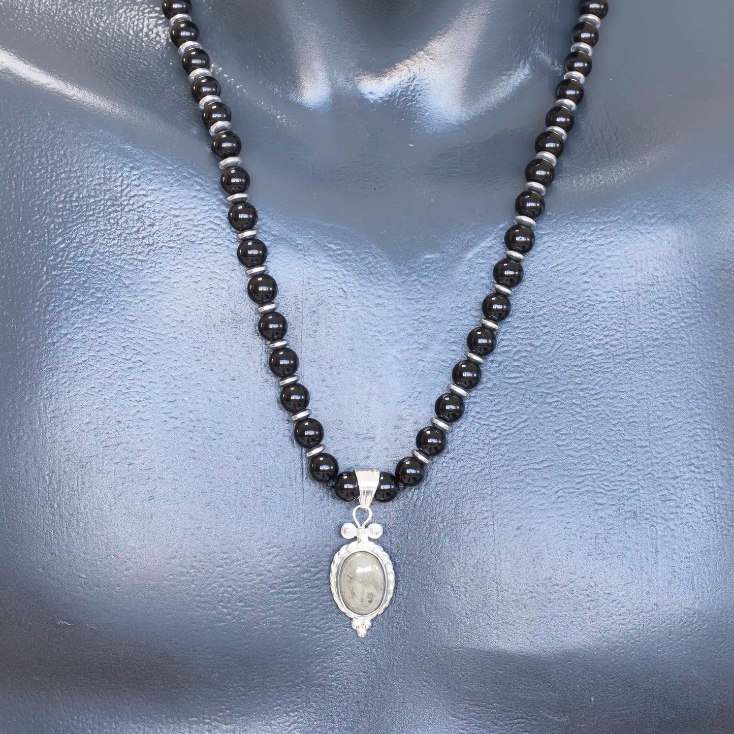 Colgante de león de latón, collar de macramé con cuentas de piedra de lava y ónix negro natural