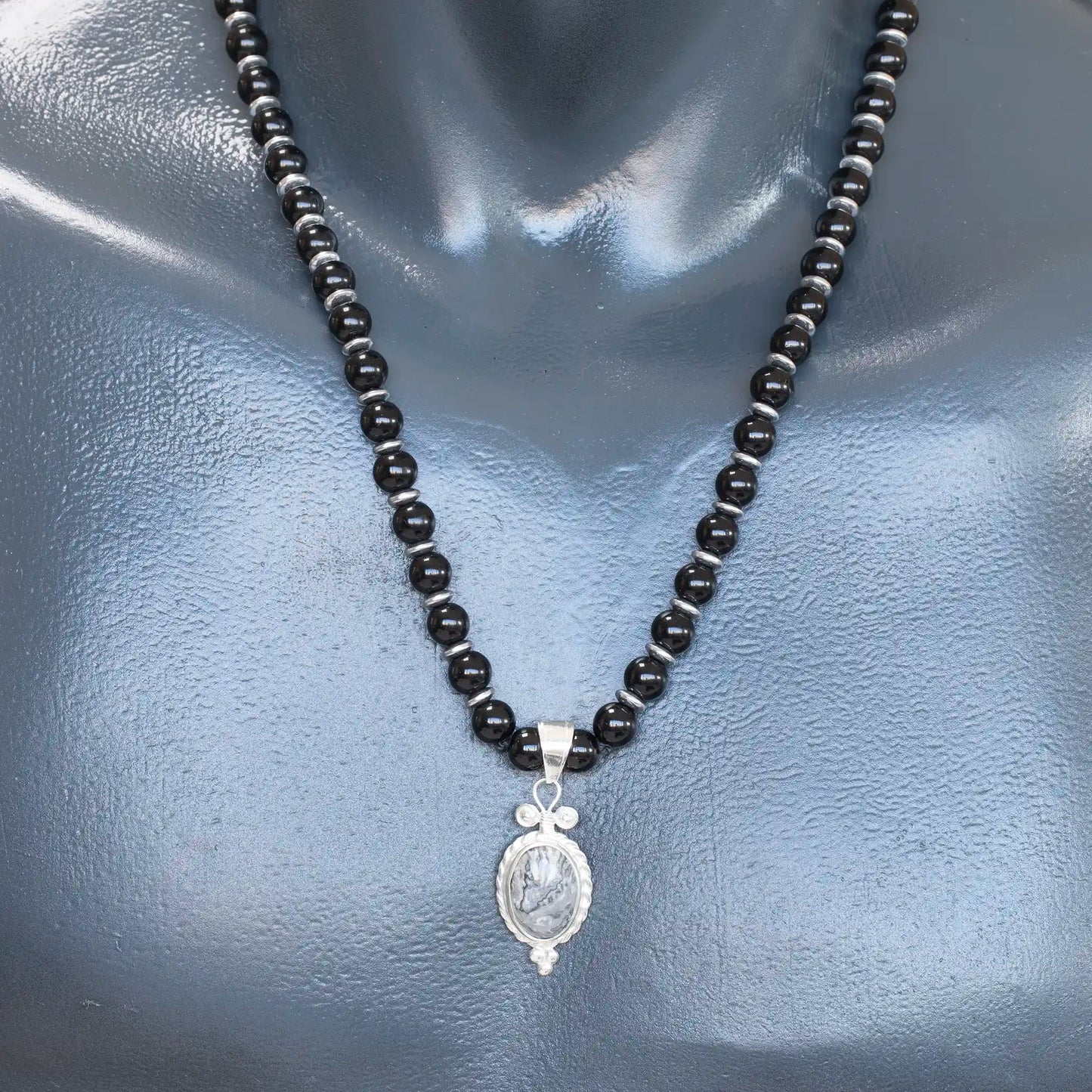 Colgante de león de latón, collar de macramé con cuentas de piedra de lava y ónix negro natural