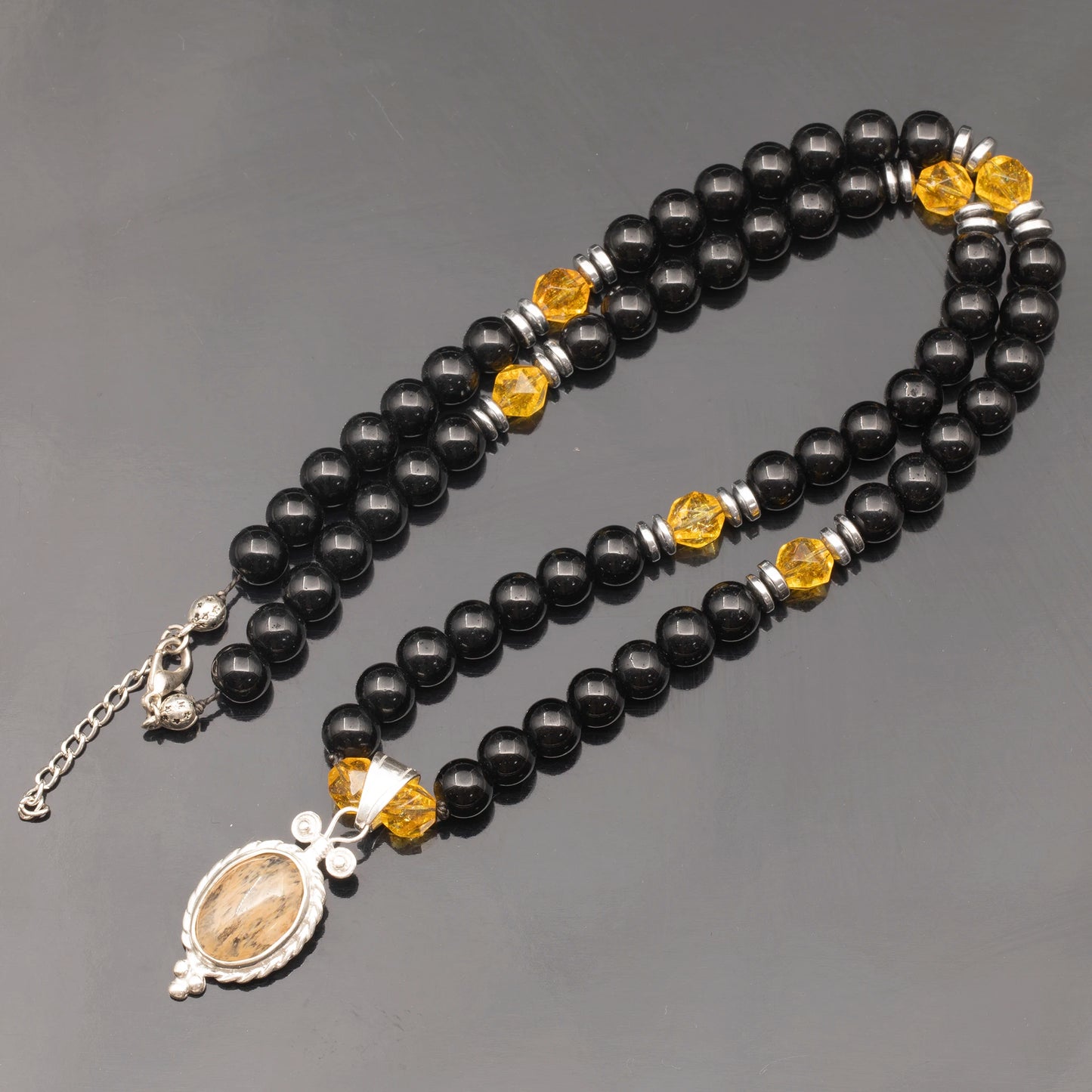 Colgante de león de latón, collar de macramé con cuentas de piedra de lava y ónix negro natural