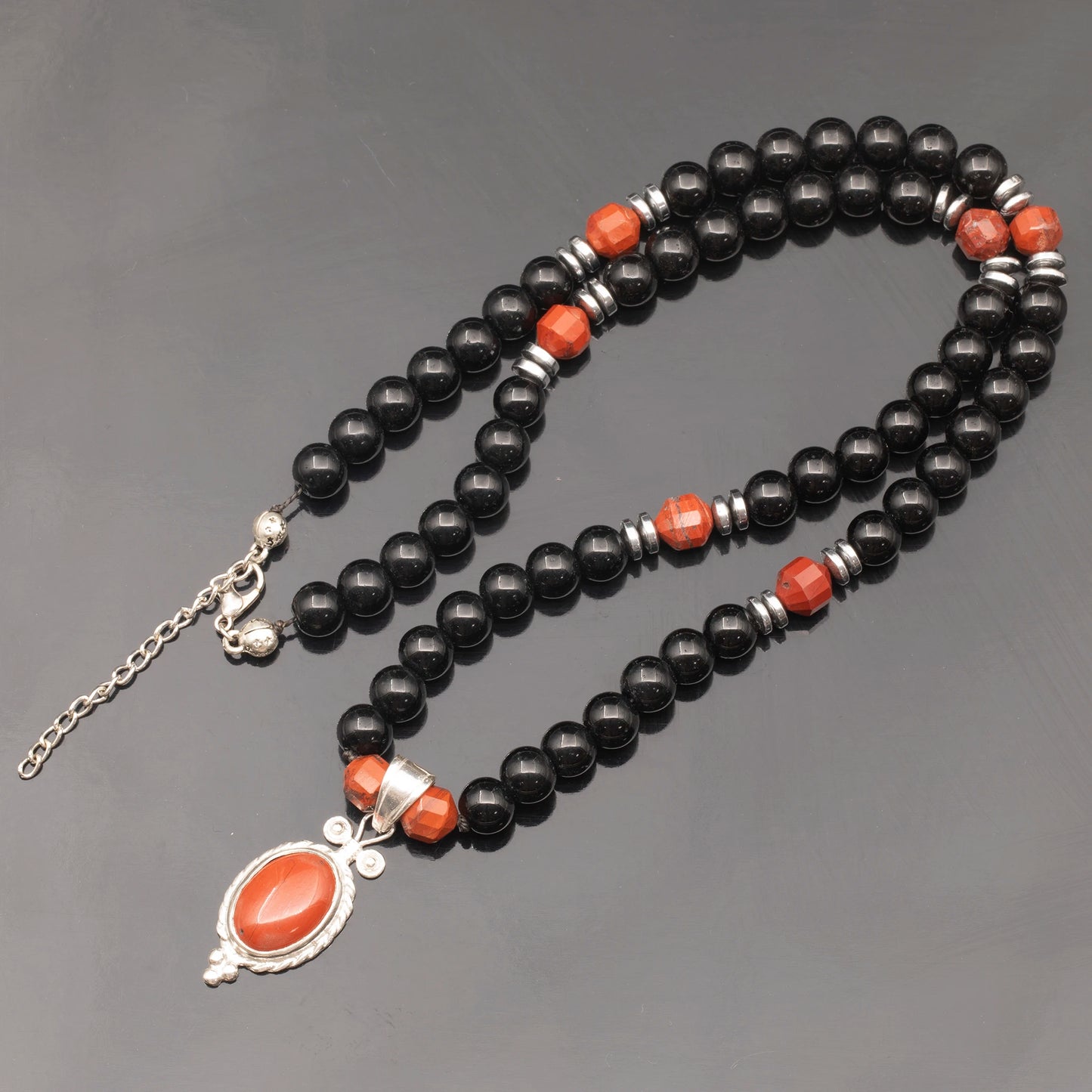 Colgante de león de latón, collar de macramé con cuentas de piedra de lava y ónix negro natural
