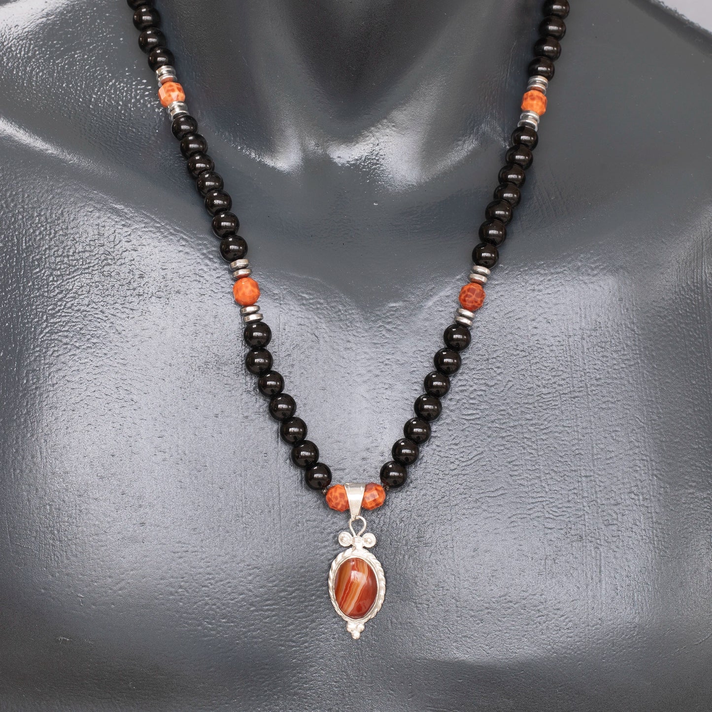 Colgante de león de latón, collar de macramé con cuentas de piedra de lava y ónix negro natural