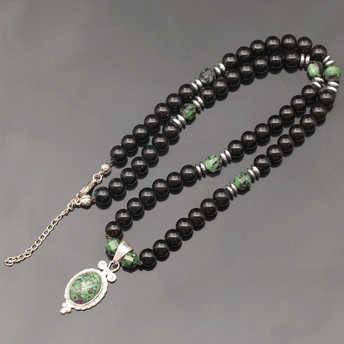 Colgante de león de latón, collar de macramé con cuentas de piedra de lava y ónix negro natural