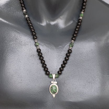 Colgante de león de latón, collar de macramé con cuentas de piedra de lava y ónix negro natural