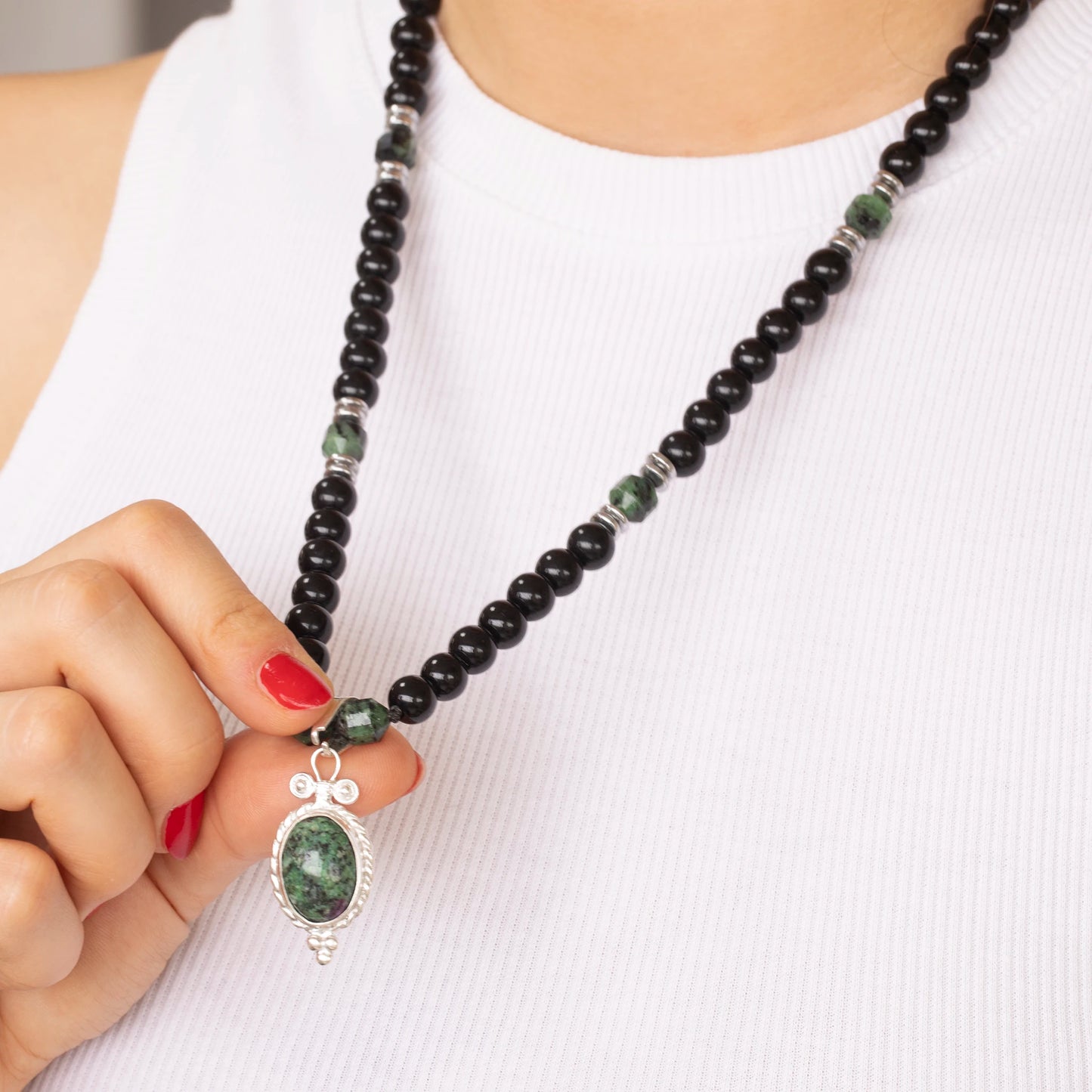 Colgante de león de latón, collar de macramé con cuentas de piedra de lava y ónix negro natural