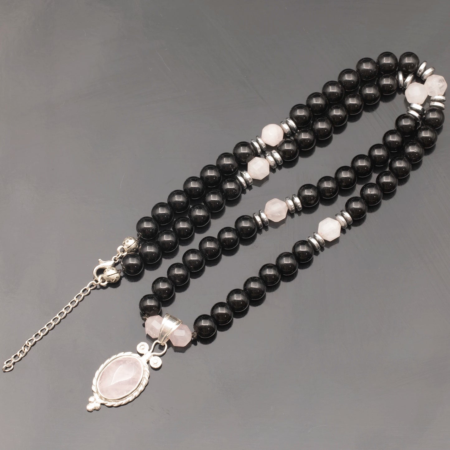 Colgante de león de latón, collar de macramé con cuentas de piedra de lava y ónix negro natural