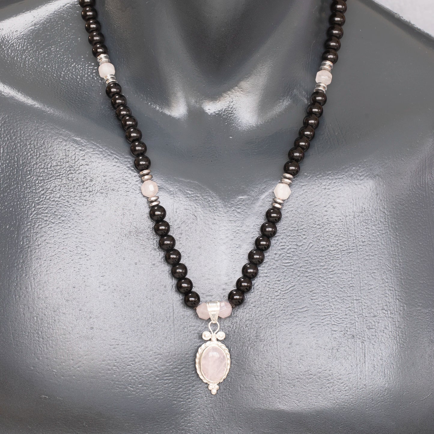 Colgante de león de latón, collar de macramé con cuentas de piedra de lava y ónix negro natural