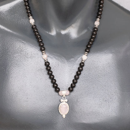 Colgante de león de latón, collar de macramé con cuentas de piedra de lava y ónix negro natural