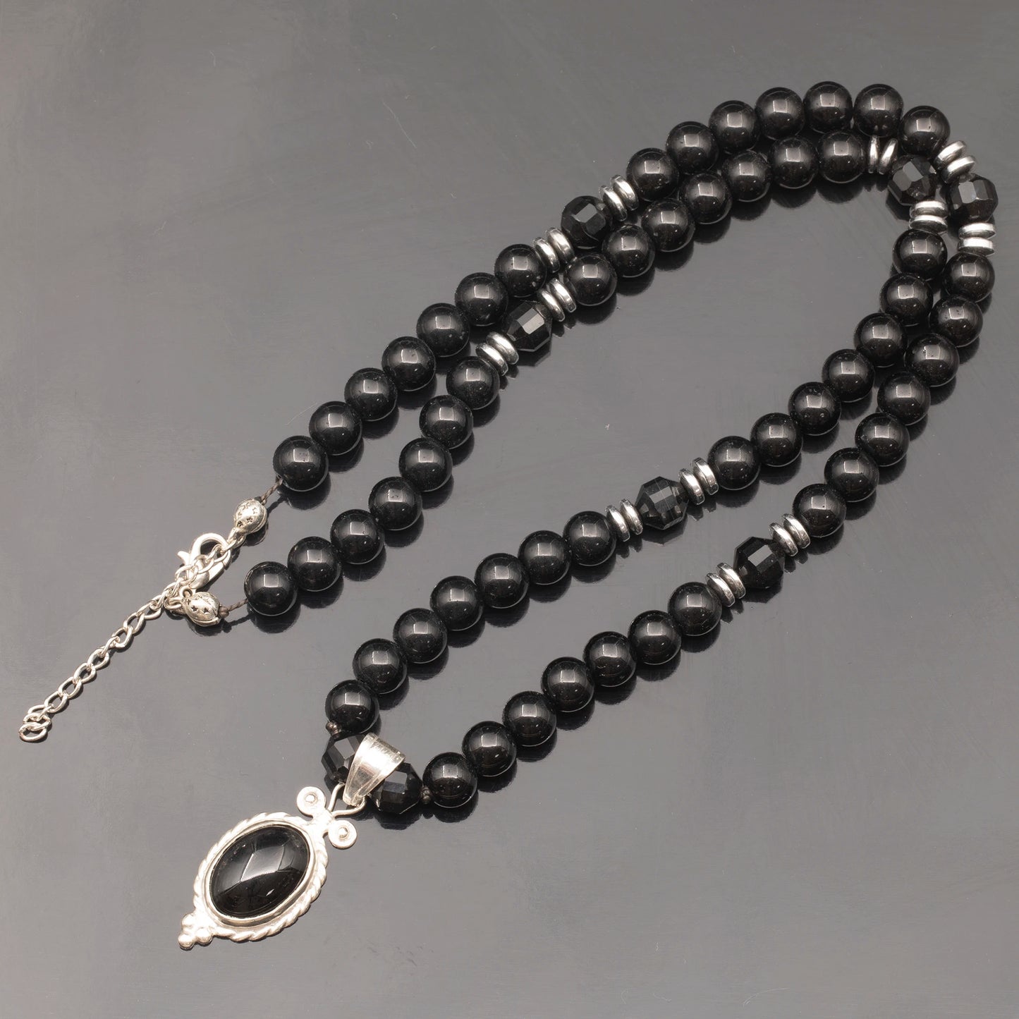 Löwenanhänger aus Messing, Makramee-Halskette mit natürlichen schwarzen Onyx- und Lavasteinperlen