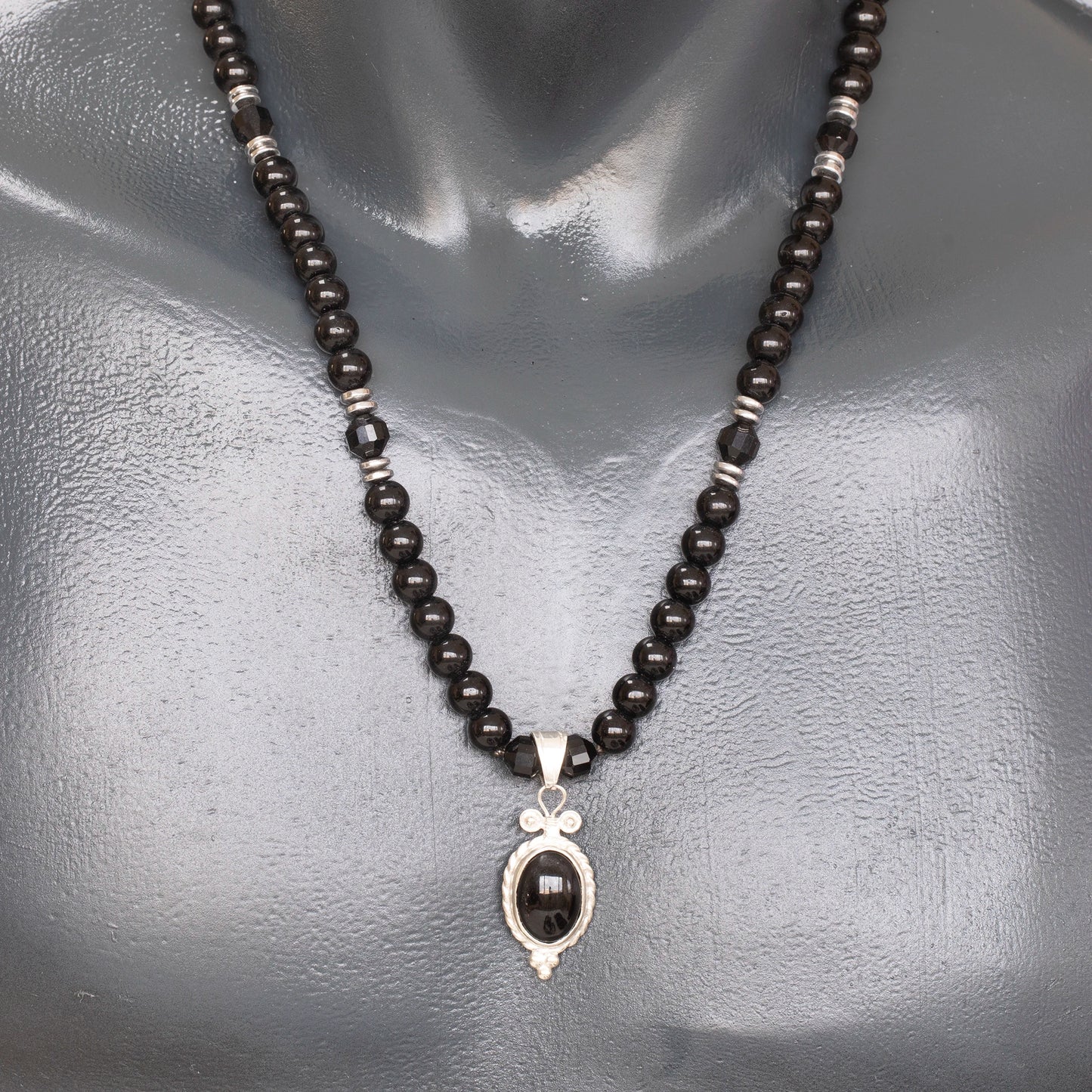 Löwenanhänger aus Messing, Makramee-Halskette mit natürlichen schwarzen Onyx- und Lavasteinperlen