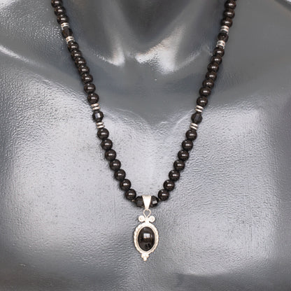 Löwenanhänger aus Messing, Makramee-Halskette mit natürlichen schwarzen Onyx- und Lavasteinperlen