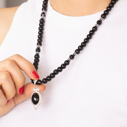 Löwenanhänger aus Messing, Makramee-Halskette mit natürlichen schwarzen Onyx- und Lavasteinperlen