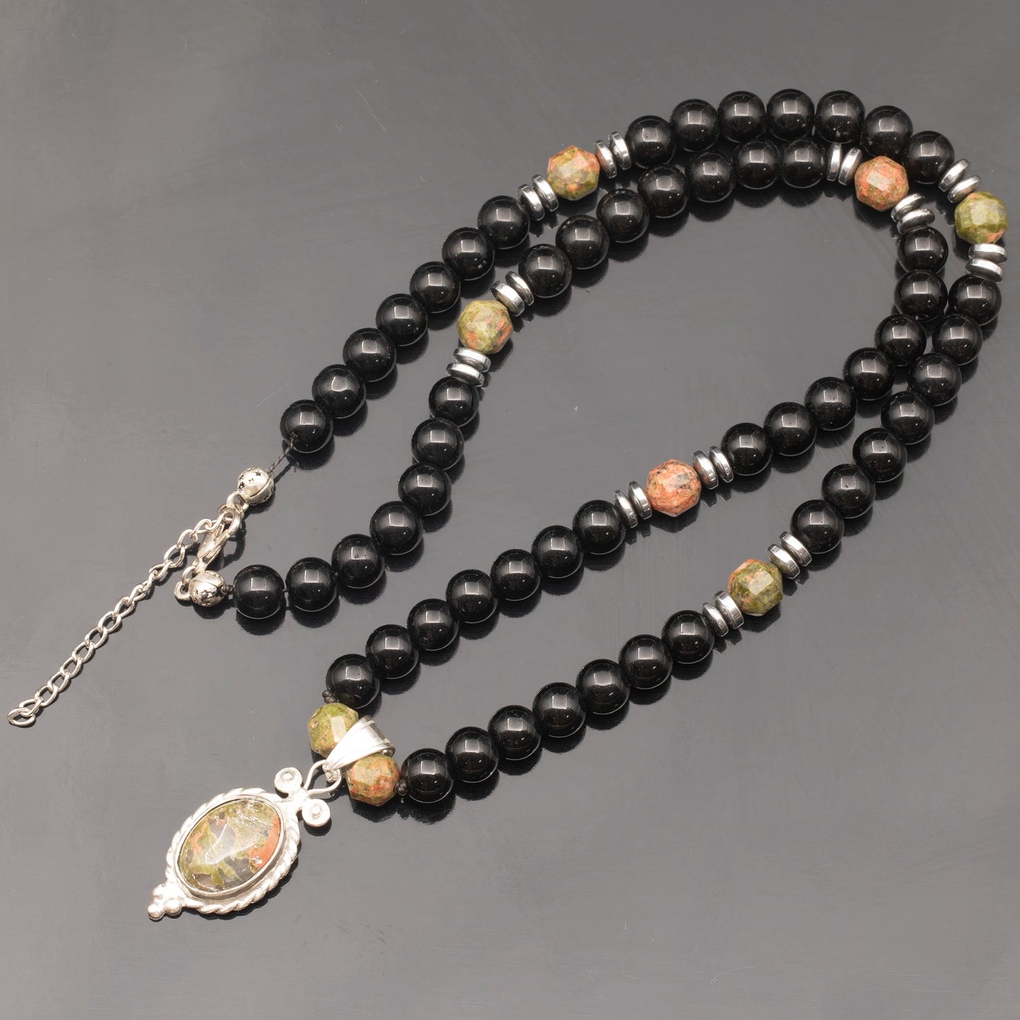 Colgante de león de latón, collar de macramé con cuentas de piedra de lava y ónix negro natural