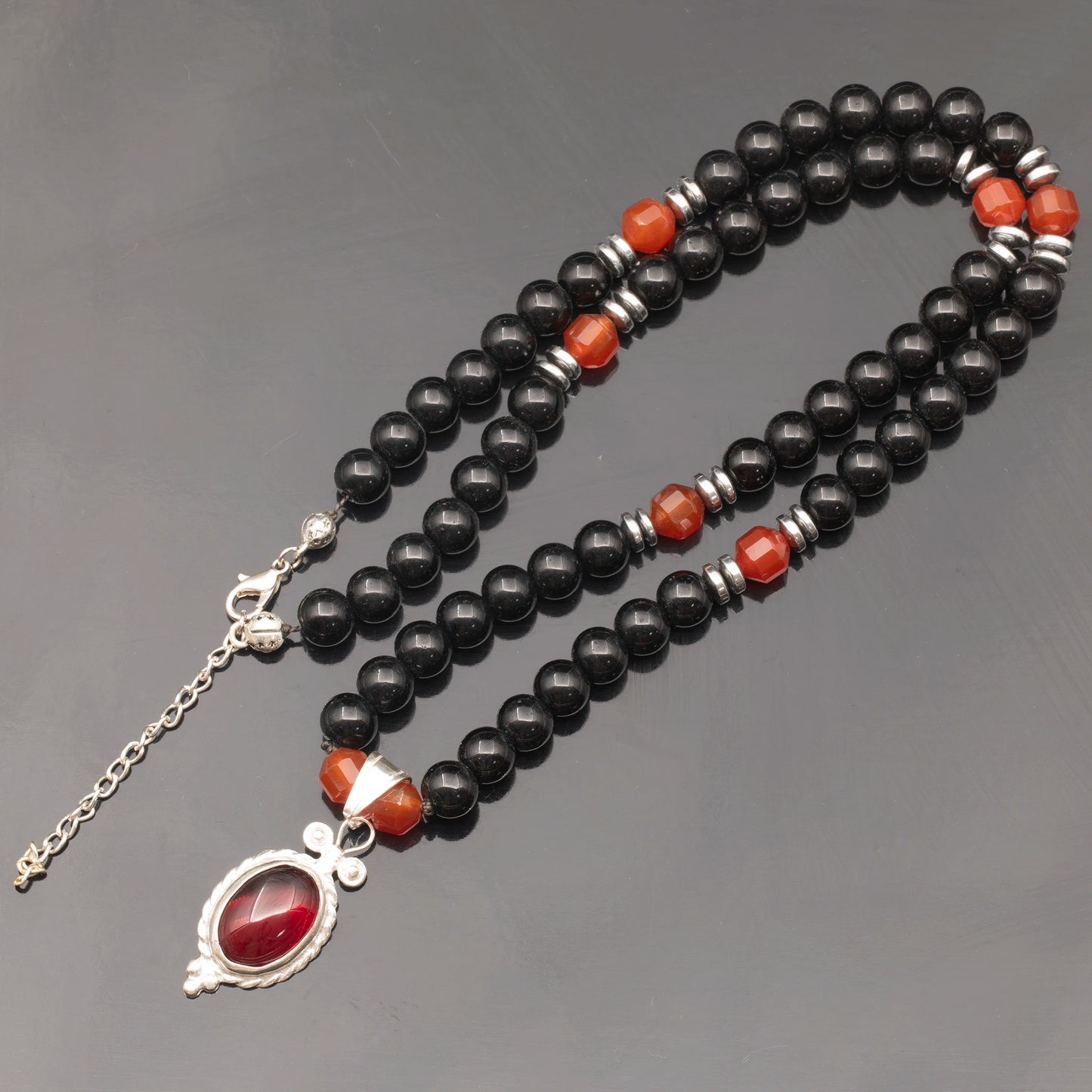 Colgante de león de latón, collar de macramé con cuentas de piedra de lava y ónix negro natural