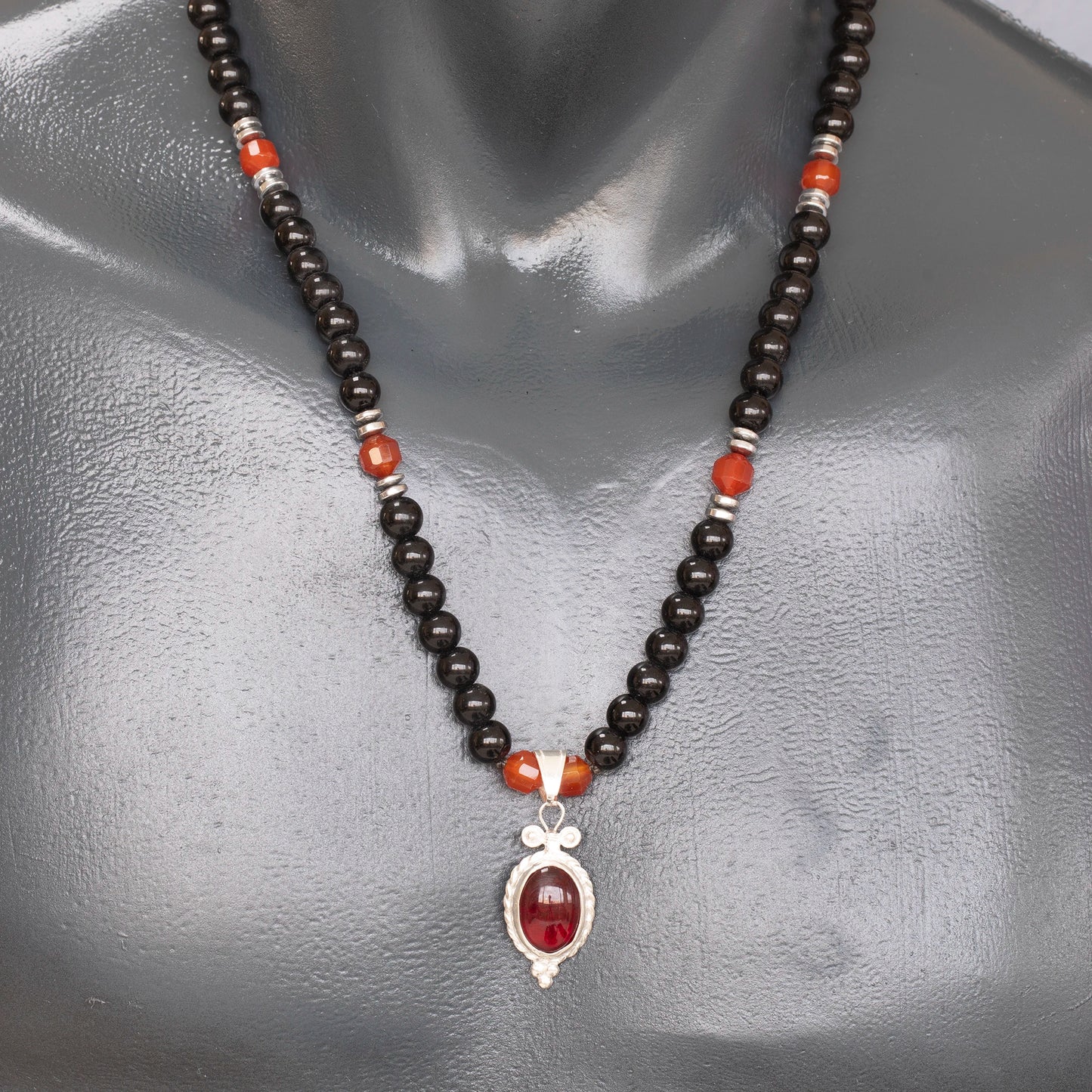 Colgante de león de latón, collar de macramé con cuentas de piedra de lava y ónix negro natural