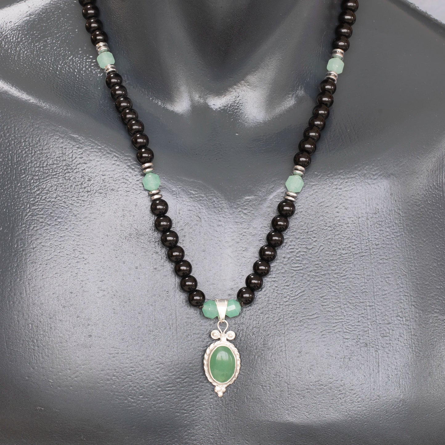 Colgante de león de latón, collar de macramé con cuentas de piedra de lava y ónix negro natural