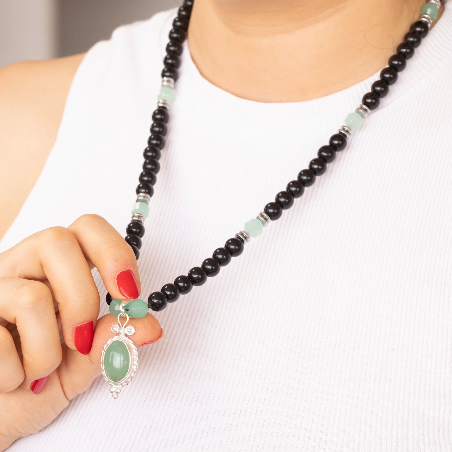 Colgante de león de latón, collar de macramé con cuentas de piedra de lava y ónix negro natural