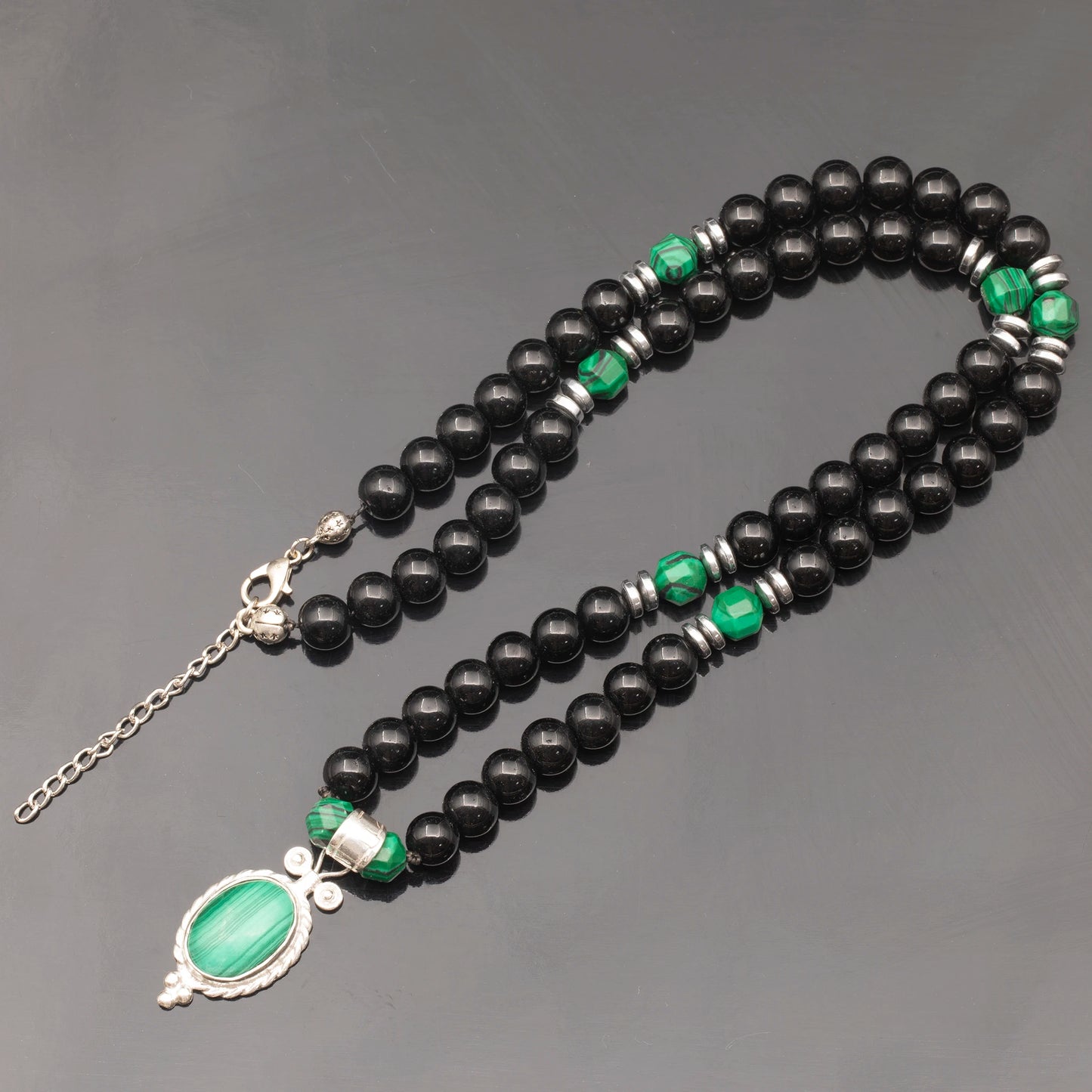 Löwenanhänger aus Messing, Makramee-Halskette mit natürlichen schwarzen Onyx- und Lavasteinperlen