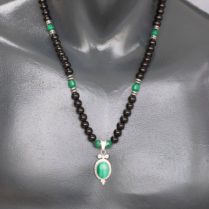 Löwenanhänger aus Messing, Makramee-Halskette mit natürlichen schwarzen Onyx- und Lavasteinperlen