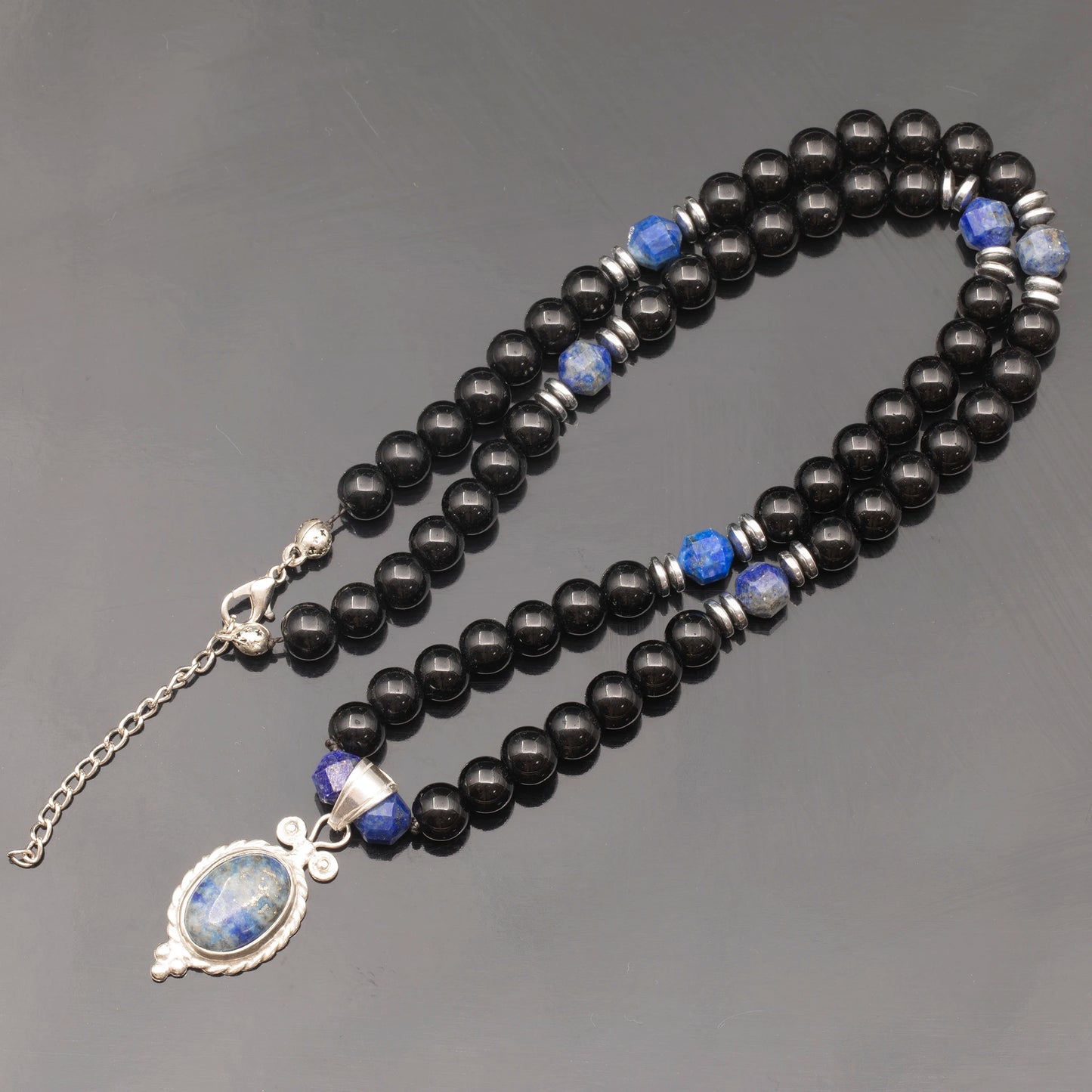 Colgante de león de latón, collar de macramé con cuentas de piedra de lava y ónix negro natural