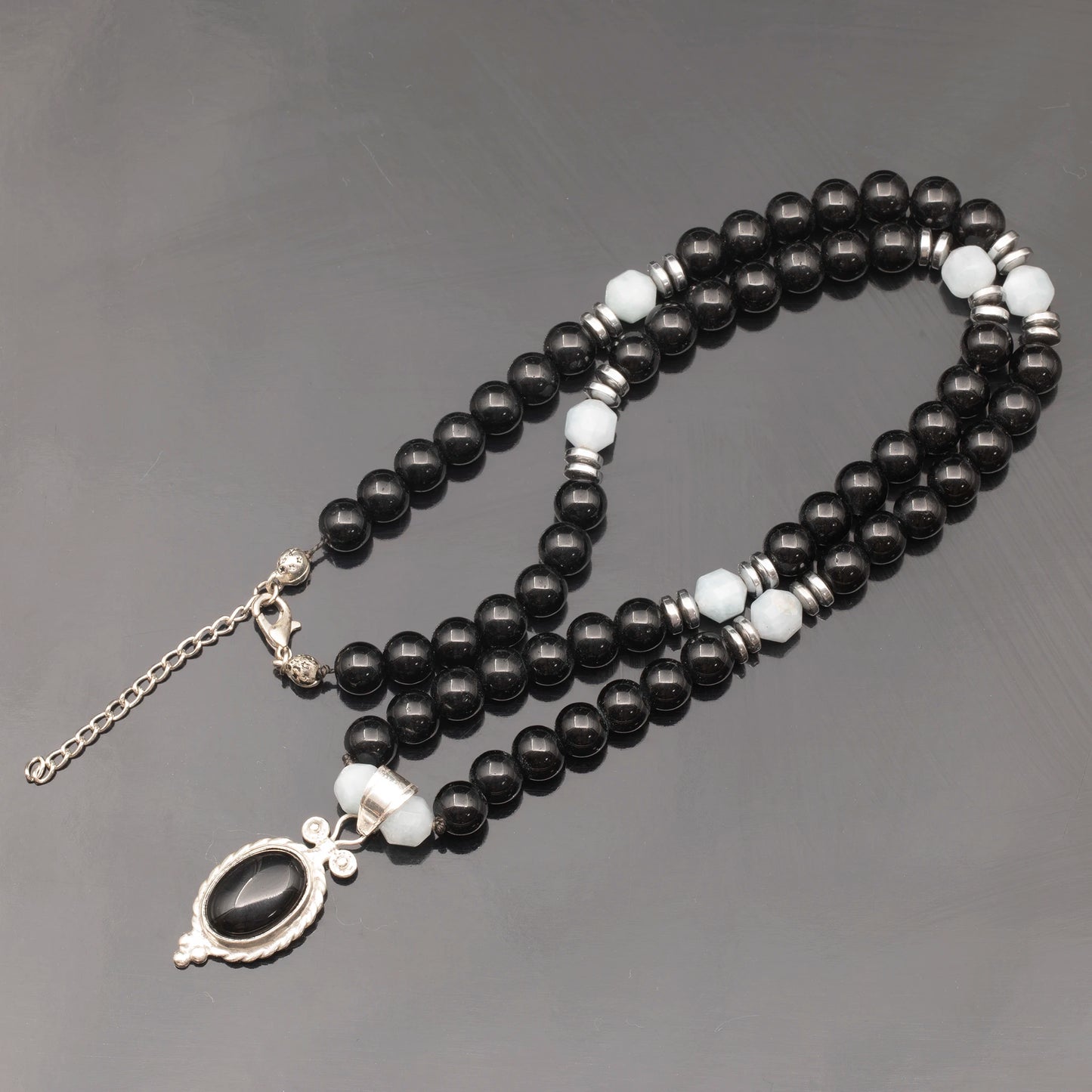 Colgante de león de latón, collar de macramé con cuentas de piedra de lava y ónix negro natural