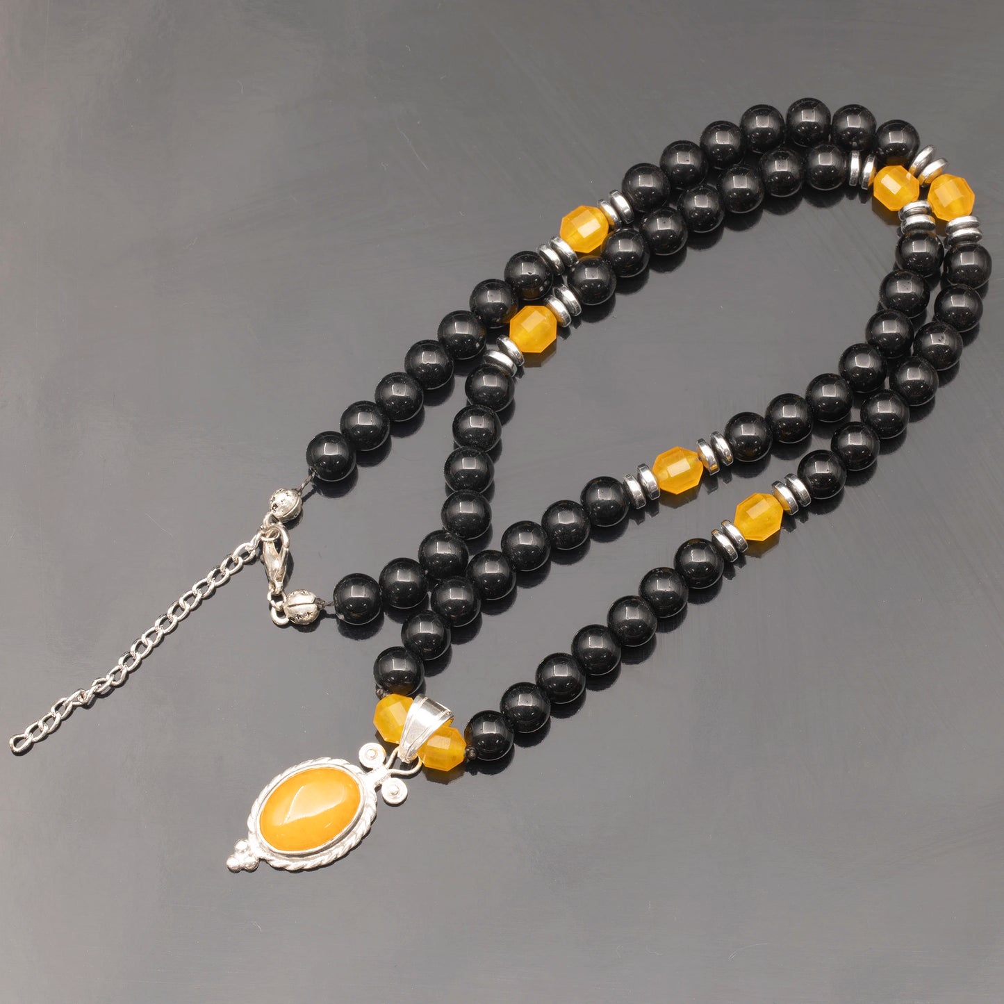 Colgante de león de latón, collar de macramé con cuentas de piedra de lava y ónix negro natural