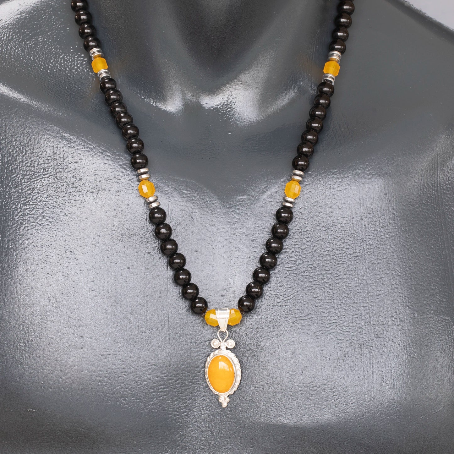 Colgante de león de latón, collar de macramé con cuentas de piedra de lava y ónix negro natural