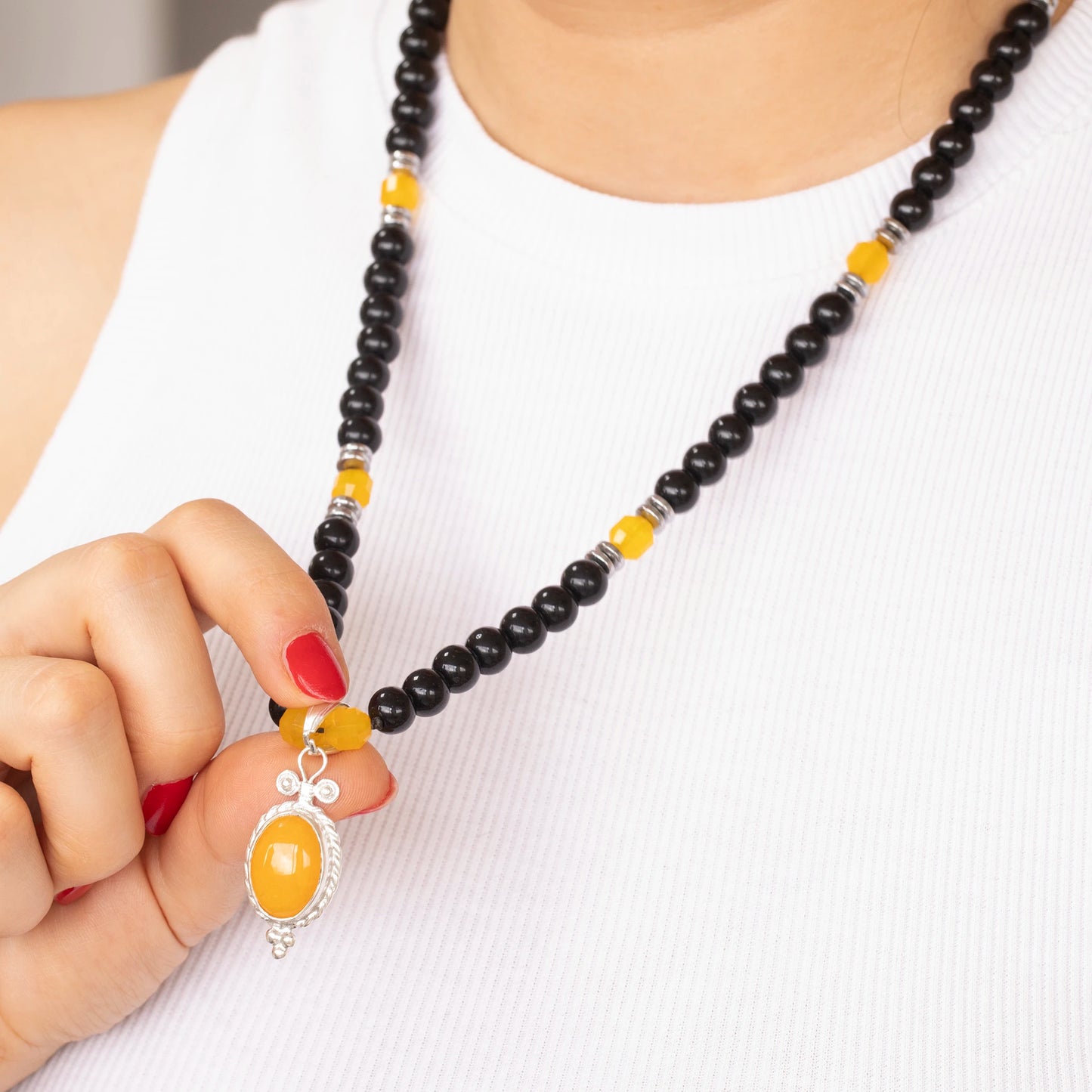 Colgante de león de latón, collar de macramé con cuentas de piedra de lava y ónix negro natural