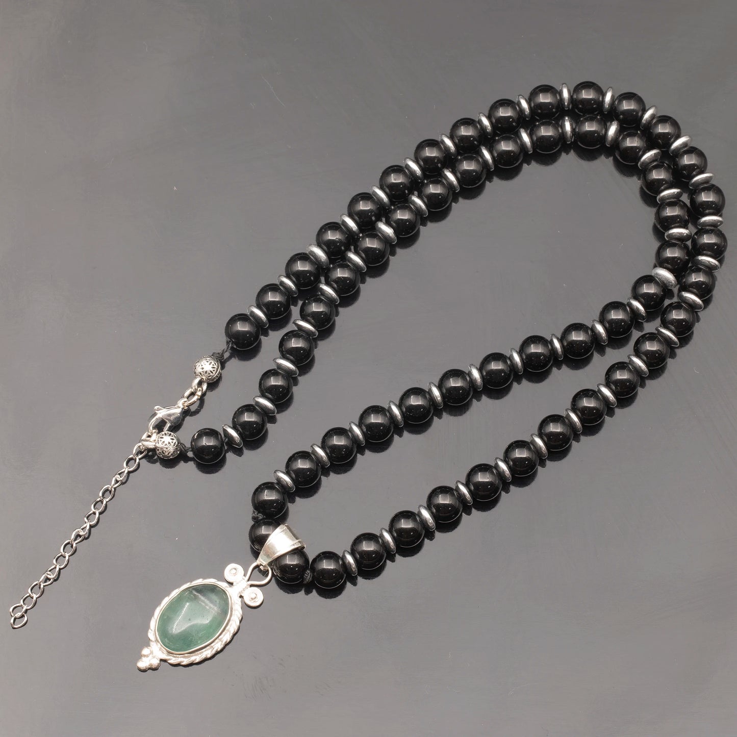 Colgante de león de latón, collar de macramé con cuentas de piedra de lava y ónix negro natural