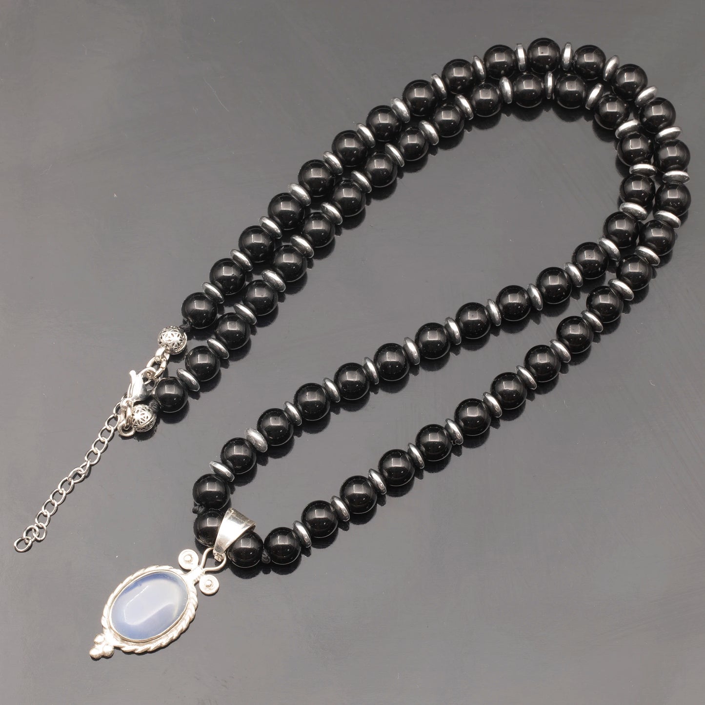 Colgante de león de latón, collar de macramé con cuentas de piedra de lava y ónix negro natural
