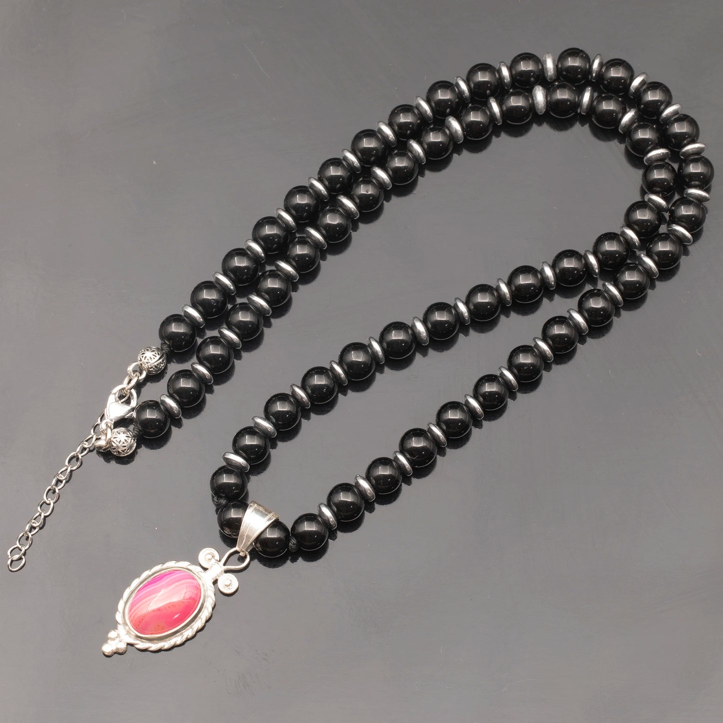 Colgante de león de latón, collar de macramé con cuentas de piedra de lava y ónix negro natural